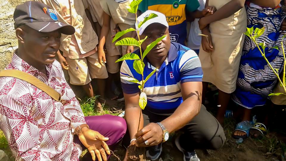 ACTIVITE DE REBOISEMENT DANS LES ECOLES PRIMAIRES PUBLIQUES DE GANVIE 1 ET 2 ORGANISEE PAR LA FONDATION EN PARTENARIAT AVEC LA MAIRIE DE SO - AVA  A L'OCCASION DE LA JOURNEE NATIONALE DE L'ARBRE 